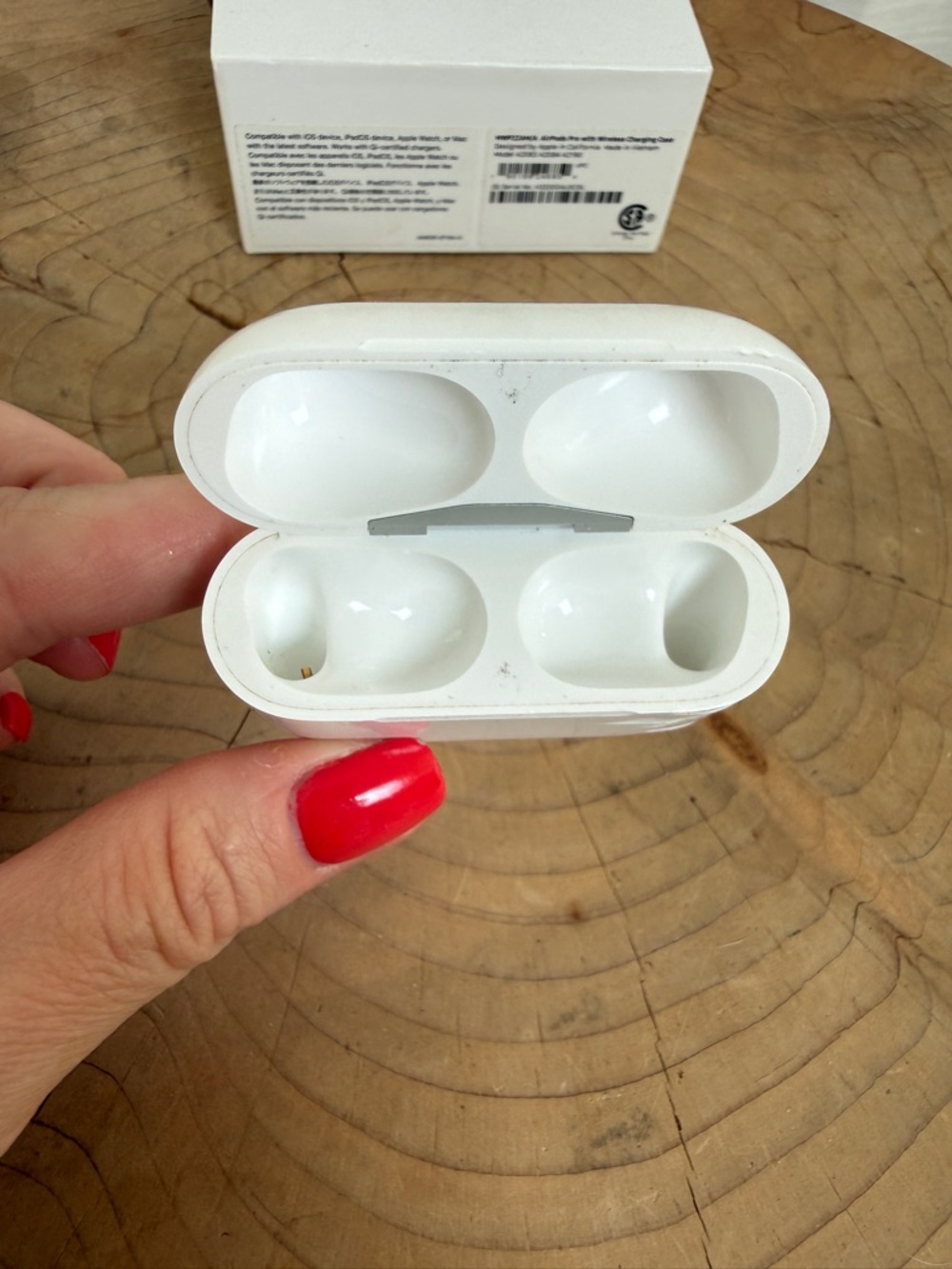 Apple AirPods Pro (1st Gen) Wireless Charging Case White Authentic A2083 A2084 - Picture 6 of 16
